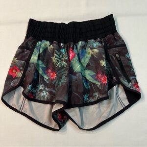 Lululemon Tracker Short II *4-way Stretch
Curious Jungle Multi / Black Size 6